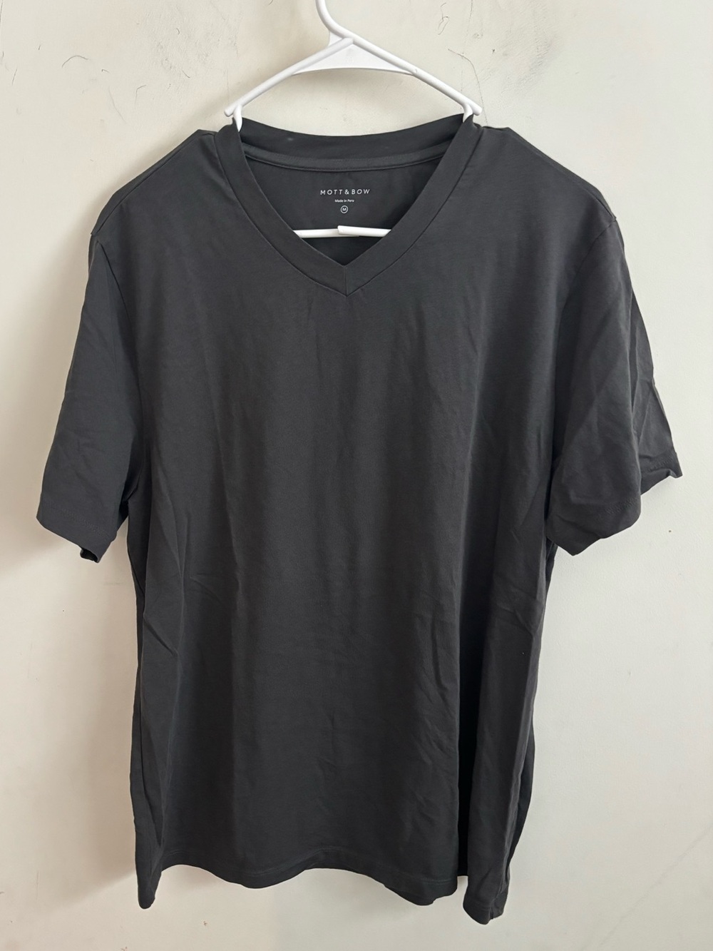 Mott & Bow V-Neck Driggs Tee Dark Grey Medium Classic Short Sleeve Lightweight